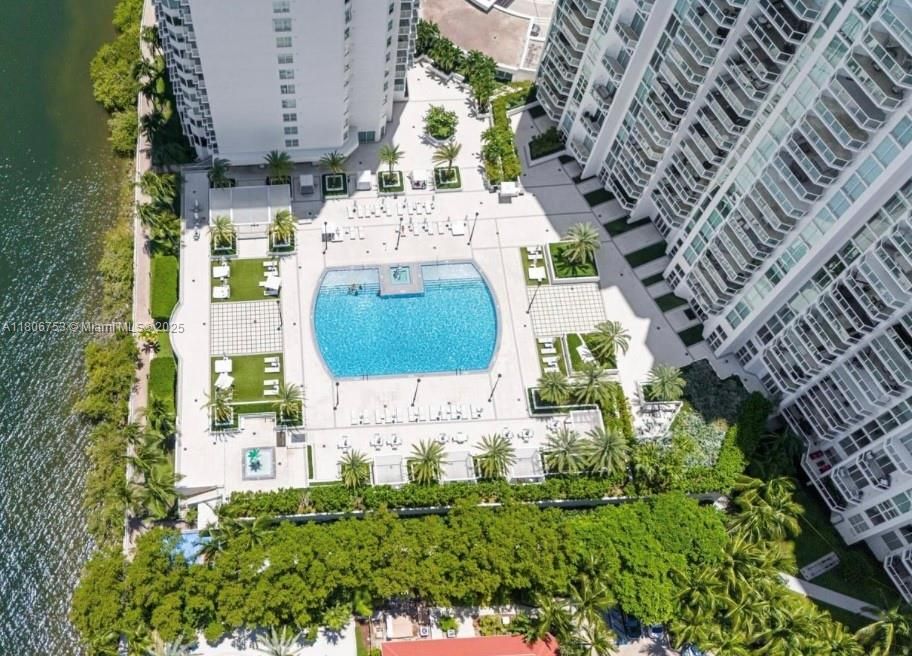 Peninsula II Aventura condos